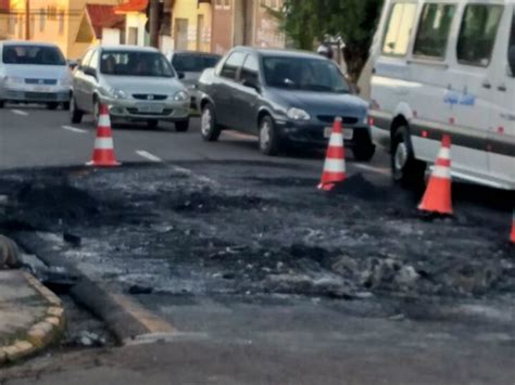 G1 Ônibus é incendiado por vândalos em avenida de Piracicaba e fica