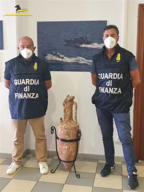 Guardia Di Finanza Livorno Coppia Con Lanfora Romana Esposta In