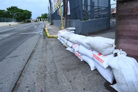 Devastación en 4 municipios del sur de Jamaica tras paso del huracán