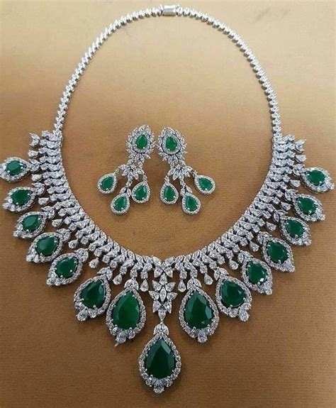 Emerald And Diamonds Necklace Set Beautiful Necklaces Diamond Wedding Jewelry Diamond Necklace Set