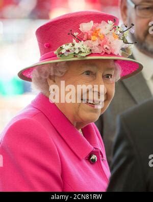 La Reine Accompagn E Du Duc D Dimbourg Ouvre Officiellement Le