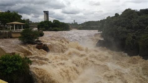 Ap S Ser Invadida Por Mar De Lixo Salto Monitora Rio Tiet E