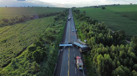 BR 376 é interditada após acidente entre carretas e carros em