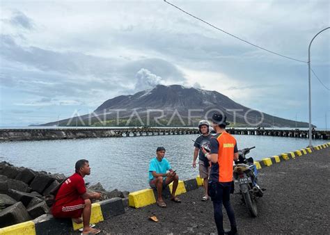 Pengamatan Pascaerupsi Gunung Ruang ANTARA Foto