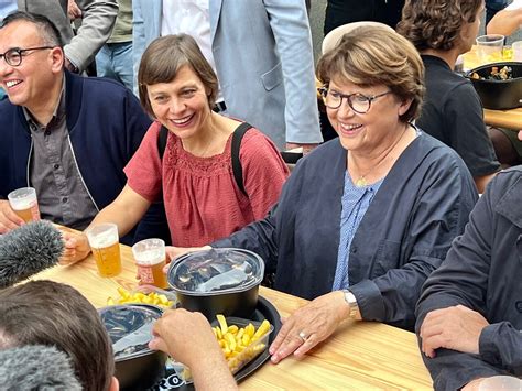 En Images Bain De Foule Moules Frites Et Parapluie Pour Martine Aubry