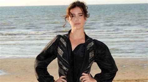 La Blonde Aux Seins Nus Pointe Le Bout De Son Nez