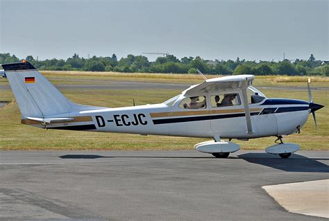 Sportflugzeuge Cessna Fr Skyhawk Fotos Flugzeug Bild De