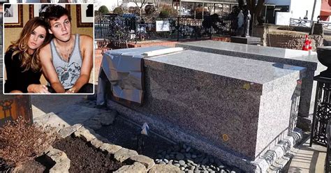 Lisa Marie Presley S Tomb Pictured Ahead Of Burial Next To Elvis And