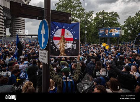 Festeggiamenti Dei Tifosi Dell Inter Allo Stadio San Siro Per La