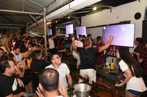 A Gazeta Torcida Do Flamengo Faz A Festa Nos Bares De Vit Ria