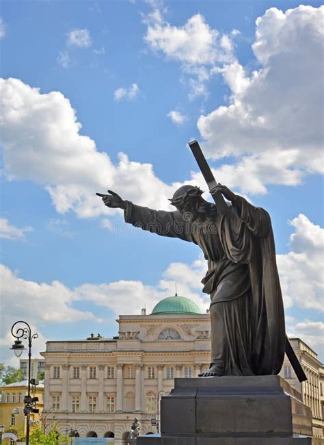 Varsovie Pologne Une Statue De Jesus Christ Soutenant Une Croix Image