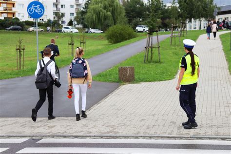 Patrole Policji W Okolicach Szk Dbaj O Bezpieczny Powr T Dzieci Do