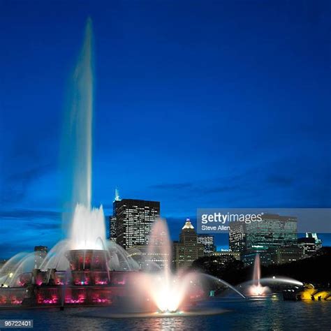 153 Buckingham Fountain At Night Stock Photos, High-Res Pictures, and Images - Getty Images