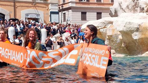 Rom Aktivisten schütten schwarze Farbe in Trevi Brunnen WELT