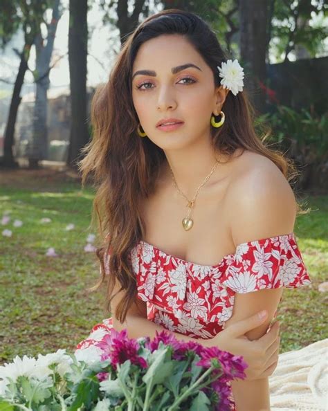 Pin By Sai Krishna On Kiara Advani Kiara Advani Hot Indian Celebrities Kiara Advani