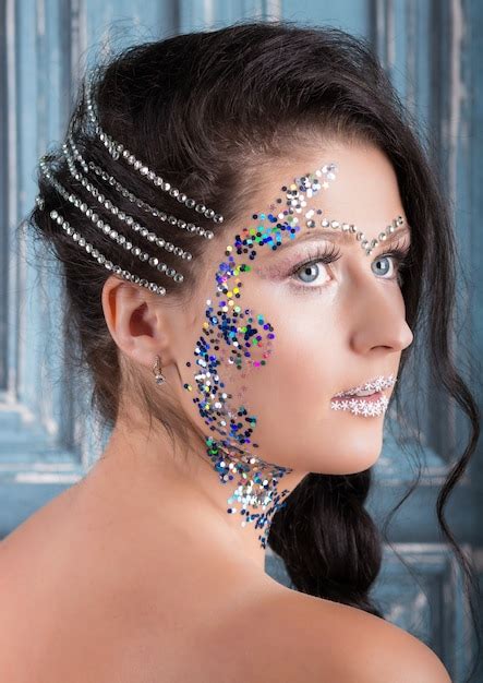 Portret Van Een Jonge Brunette Meisje Met Grijze Ogen Gekleurde Make Up En Sparkles Premium Foto