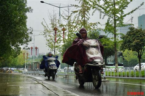 雨天骑电动车安全吗？这些细节不能忽视！ 城事 三湘都市报 华声在线