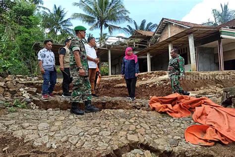 Tinjau Tanah Gerak Ponorogo Khofifah Pastikan Rumah Relokasi Dibangun