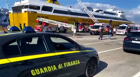 Piombino Principio Dincendio Nel Traghetto 300 Passeggeri Evacuati