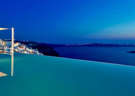 27 Best Santorini Hotels for HONEYMOONS & COUPLES