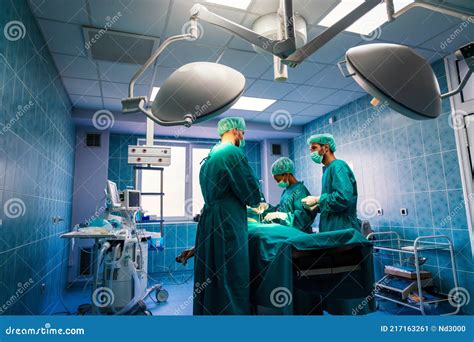 Equipe De Cirurgia Operando Em Sala Cirúrgica Imagem de Stock Imagem