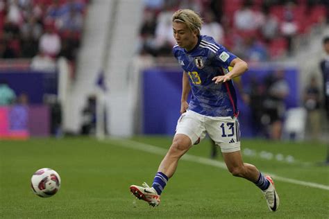 ＜アジア杯決勝t1回戦 バーレーン・日本＞前半、パスを出す日本代表・中村（ap） ― スポニチ Sponichi Annex サッカー