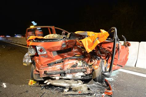 Reinach Bl Schwerer Verkehrsunfall Fordert Ein Todesopfer Und Drei