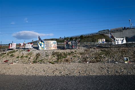 58 καρφιά στα Τέμπη Ένα συμβολικό έργο στη μνήμη των θυμάτων