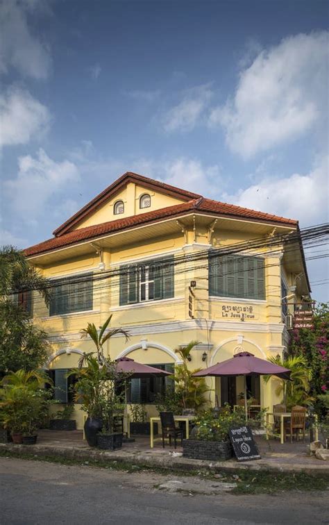 Arquitetura Colonial Francesa Velha Na Rua Cambodia Da Cidade Do Kampot