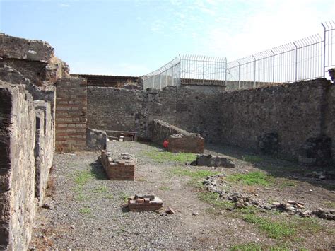 VII 7 16 Pompeii September 2005 Looking East Across Peristyle