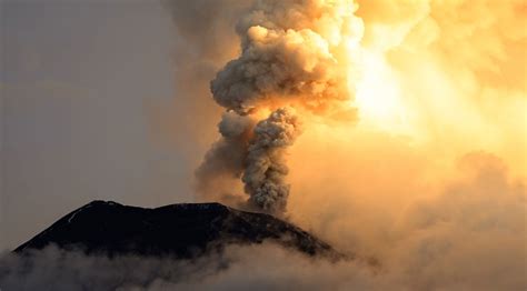 Gunung Semeru Kembali Muntahkan Erupsi Ke Sisi Tenggara Gunung