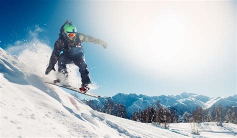 How to Become a Snowboard Instructor (4 Steps + FAQs)