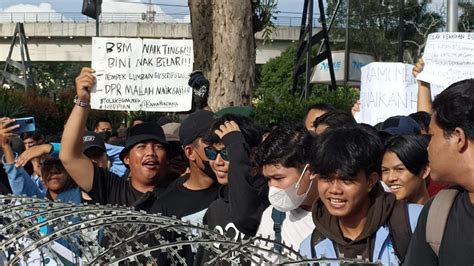 Spanduk Kocak Dan Nyeleneh Di Sela Panasnya Aksi Massa Di Palembang