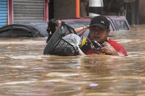 Typhoon Causes Major Flooding In Philippine Capital The Street Journal