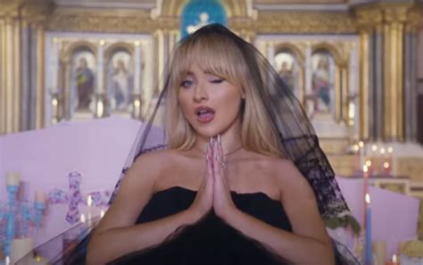 Padre que autorizou clipe de Sabrina Carpenter em igreja é afastado de