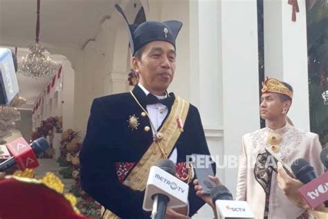 Peringati Hut Ke Ri Jokowi Kenakan Pakaian Adat Raja Surakarta