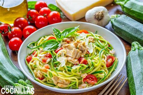 Receta de espaguetis de calabacín con atún tomate y albahaca