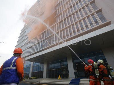 SIMULASI PENANGGULANGAN BENCANA ANTARA Foto