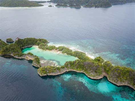 Antenne De Coral Reef Et D île De Roche En Raja Ampat Image stock