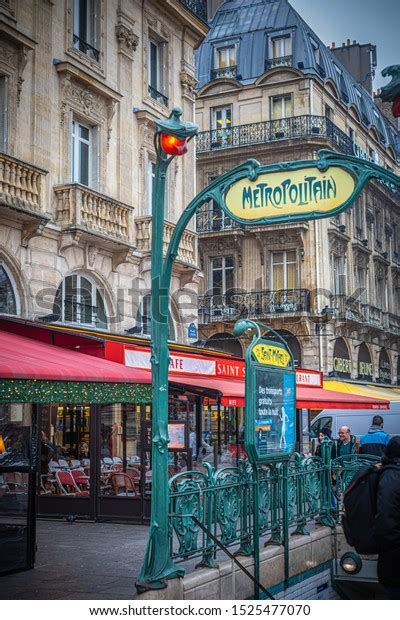 Paris France 12222017 Paris Subway Entrance Stock Photo 1525477070