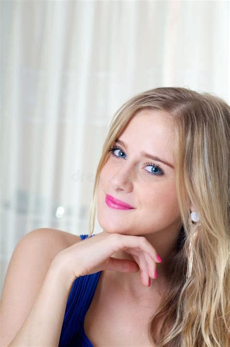 Belle Fille Blonde Avec Un Sourire Doux Photo Stock Image Du Cheveu