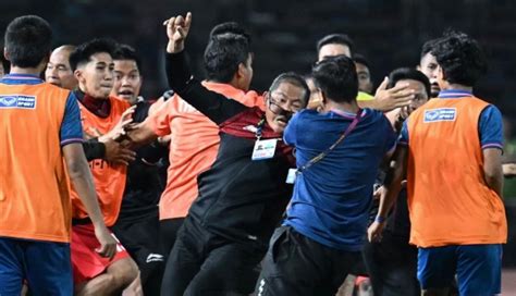 Foto Momen Keributan Final Sea Games Manajer Timnas Indonesia