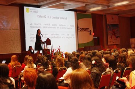 Mujeres emprendedoras exponen casos de éxito en foros universitarios