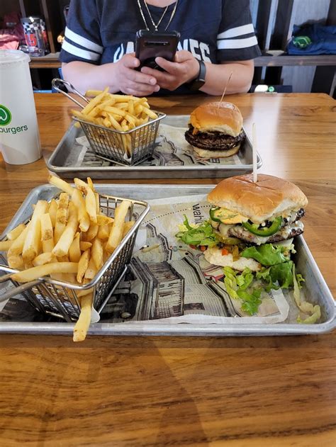 Wahlburgers Restaurant 6301 University Ave Cedar Falls Ia 50613 Usa