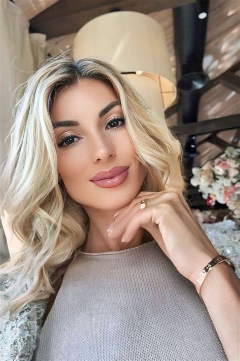 Beautiful Irina Y O From Miami With Blonde Hair Id Ladadate