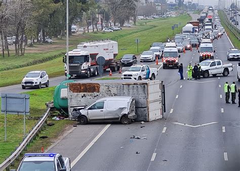 Volcó un camión en Panamericana y hay dos heridos Que Pasa Web