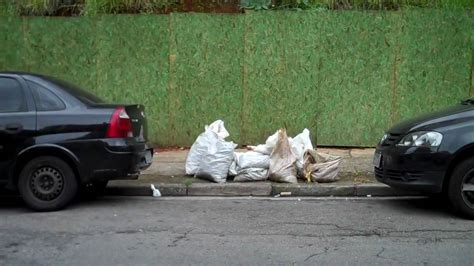 Novamente entulho na rua Almirante Marques de Leão Bela Vista São