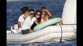 Antonella Roccuzzo Posa En Bikini Durante Vacaciones Con Messi Images And Photos Finder