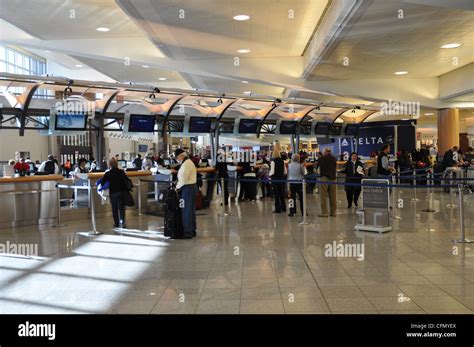 Check In Para Delta Air Lines En El Aeropuerto Internacional De Atlanta