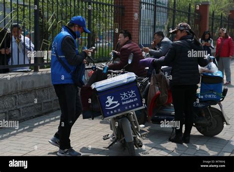 File Food Delivery Couriers Of Chinese Online Food Delivery